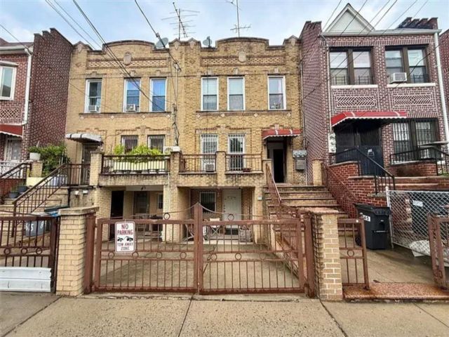  7 BR,  3.00 BTH &nbsp;Multi-family style home in Sunset Park