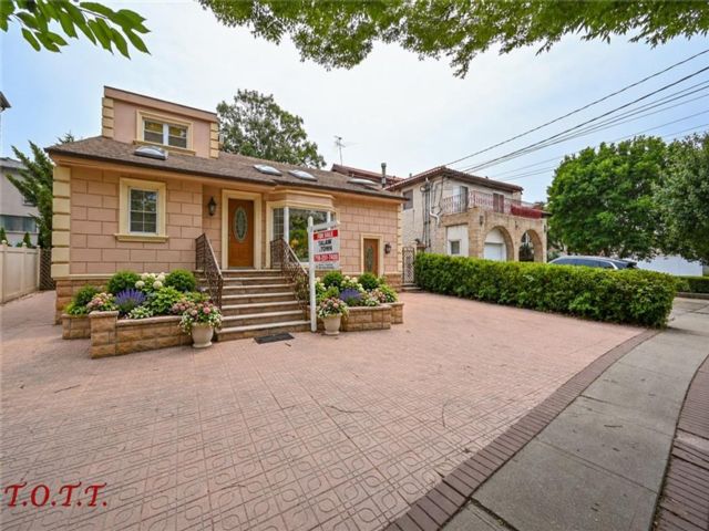  4 BR,  3.00 BTH &nbsp;Single family style home in Mill Basin