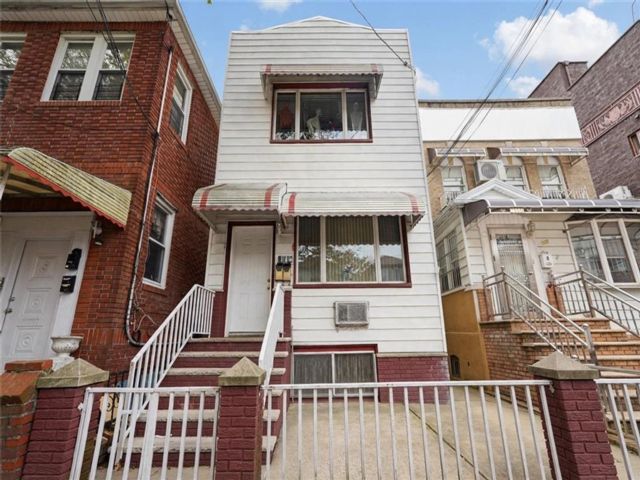  6 BR,  0.00 BTH &nbsp;Multi-family style home in Gravesend
