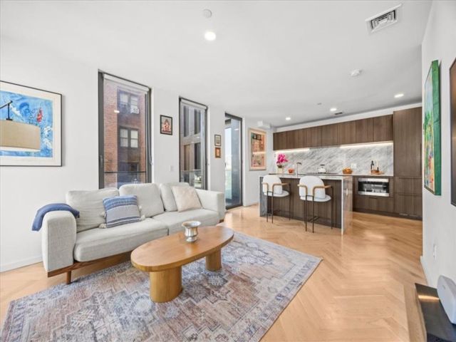  2 BR,  2.00 BTH &nbsp;Condominium style home in Crown Heights