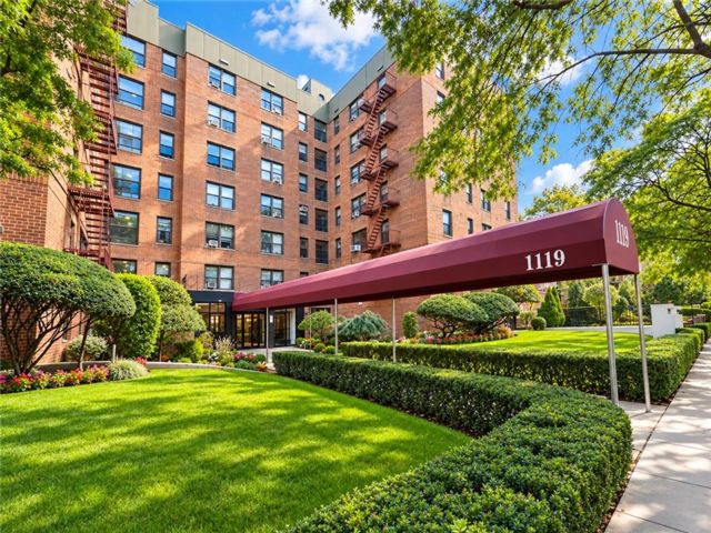  1 BR,  1.00 BTH &nbsp;Co-op style home in Midwood