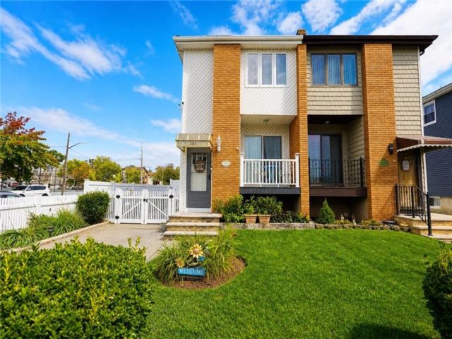  3 BR,  2.00 BTH &nbsp;Single family style home in Great Kill