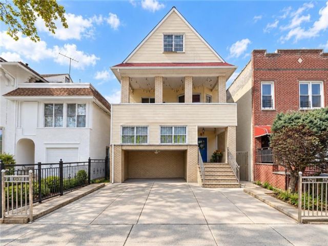  8 BR,  5.00 BTH &nbsp;Multi-family style home in Bath Beach