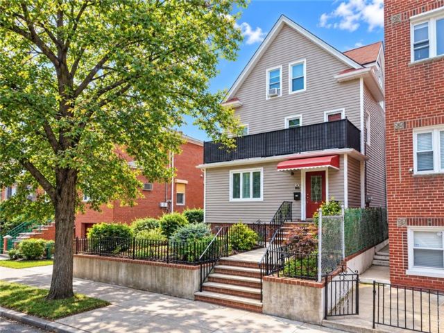  7 BR,  4.00 BTH &nbsp;Multi-family style home in Gravesend