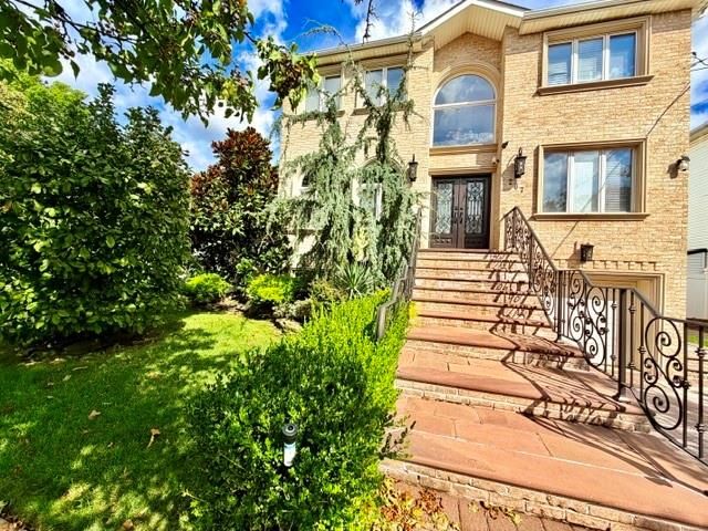  5 BR,  4.00 BTH &nbsp;Multi-family style home in Tottenville
