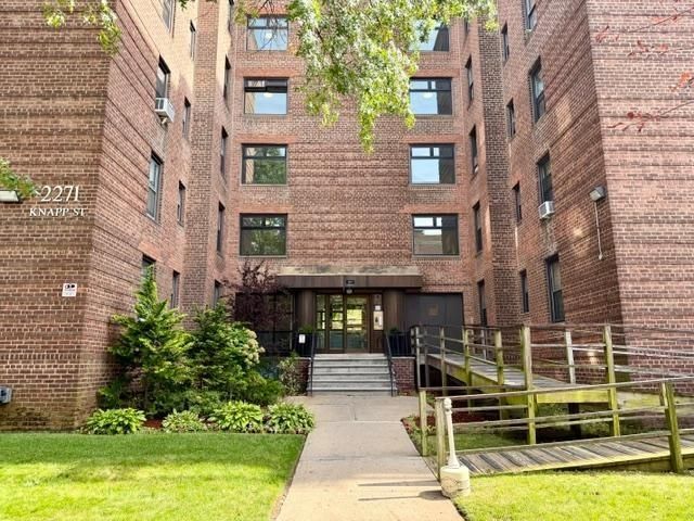  2 BR,  1.00 BTH &nbsp;Co-op style home in Marine Park