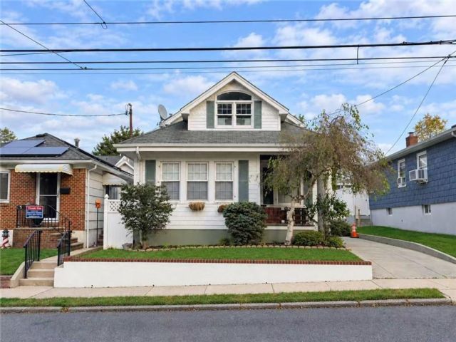  4 BR,  3.00 BTH &nbsp;Single family style home in Westerleigh