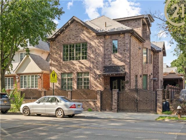  6 BR,  5.00 BTH &nbsp;Single family style home in Midwood