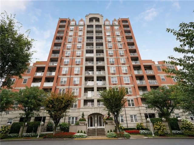  3 BR,  2.00 BTH &nbsp;Condominium style home in Brighton Beach