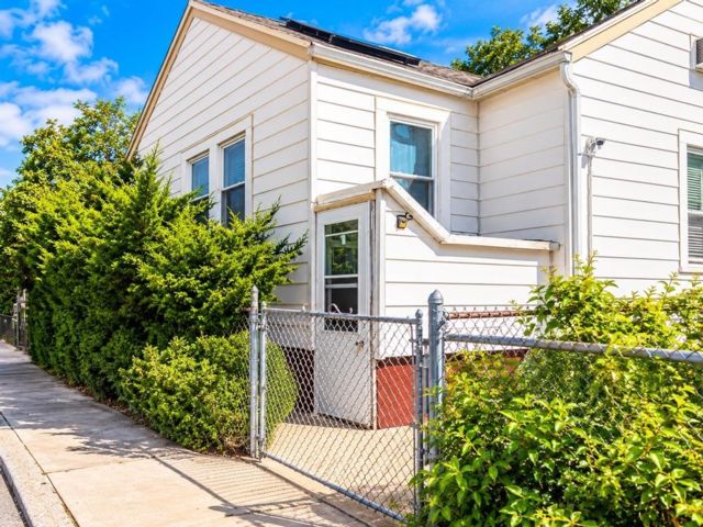  4 BR,  2.00 BTH &nbsp;Single family style home in Brighton Beach