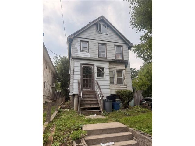  4 BR,  2.00 BTH &nbsp;Single family style home in West Brighton