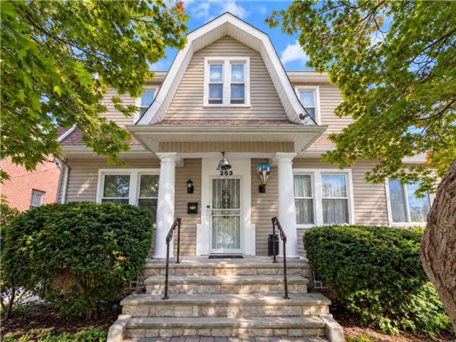  3 BR,  2.00 BTH &nbsp;Single family style home in Clifton