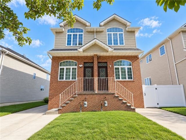  4 BR,  3.00 BTH &nbsp;Single family style home in Emerson Hill