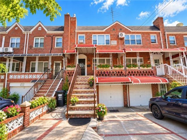  6 BR,  3.00 BTH &nbsp;Multi-family style home in Dyker Heights
