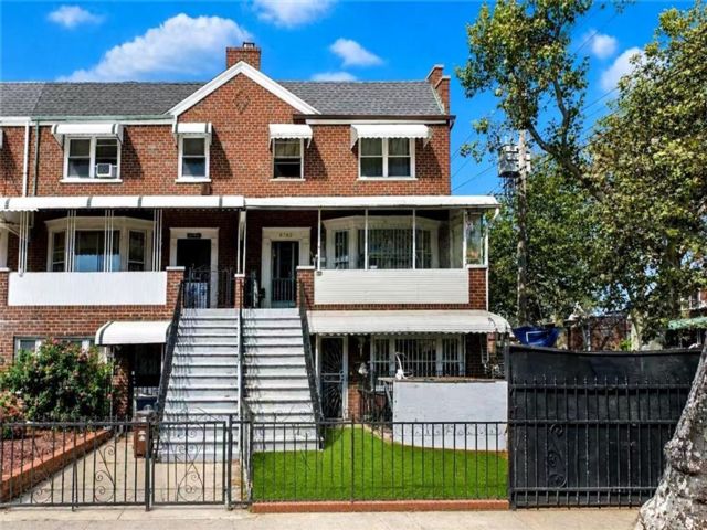  5 BR,  3.00 BTH &nbsp;Multi-family style home in Bath Beach