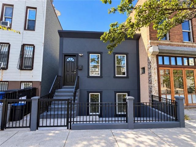  4 BR,  2.00 BTH &nbsp;Single family style home in Sunset Park