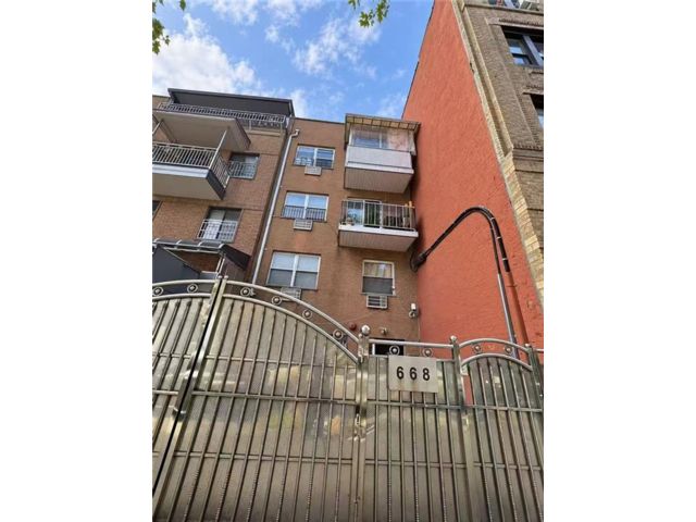  2 BR,  1.00 BTH &nbsp;Condominium style home in Sunset Park