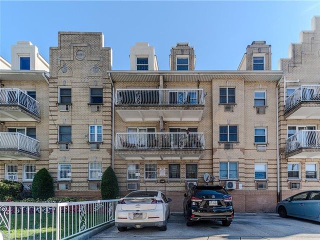  2 BR,  2.00 BTH &nbsp;Condominium style home in Sheepshead Bay