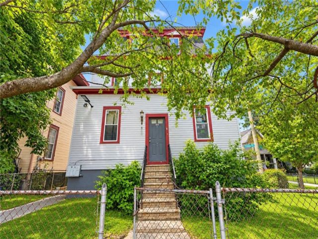  9 BR,  4.00 BTH &nbsp;Multi-family style home in West Brighton