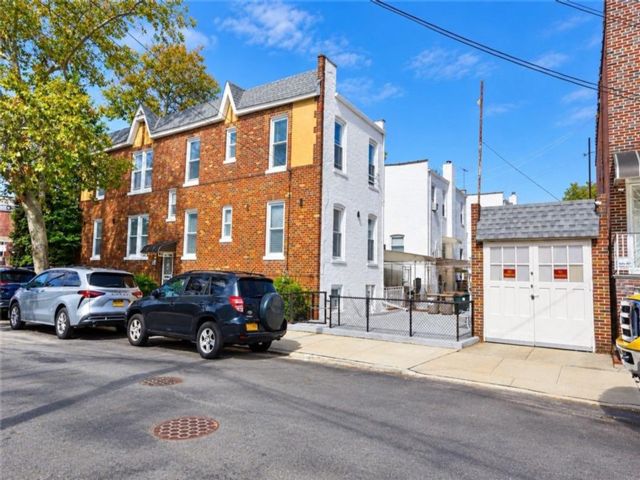  4 BR,  0.00 BTH &nbsp;Multi-family style home in Gravesend