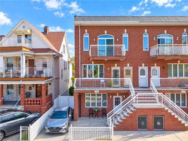  3 BR,  2.00 BTH &nbsp;Condominium style home in Bath Beach
