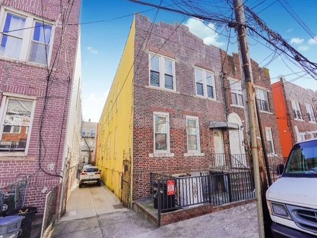  8 BR,  4.00 BTH &nbsp;Multi-family style home in Brighton Beach