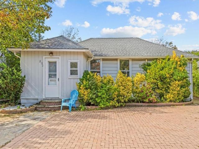  2 BR,  1.00 BTH &nbsp;Single family style home in Neponsit
