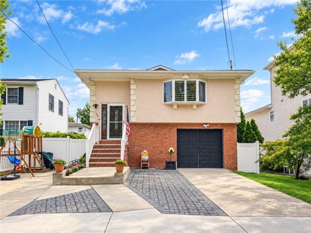  4 BR,  2.00 BTH &nbsp;Single family style home in Bay Terrace