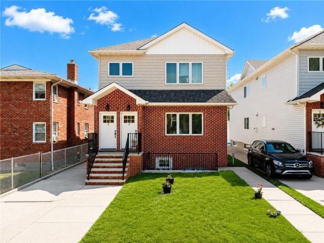  6 BR,  5.00 BTH &nbsp;Multi-family style home in Rosebank