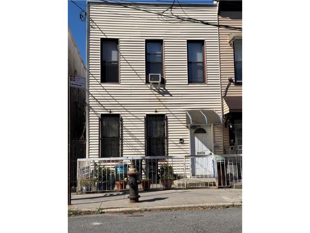  5 BR,  3.00 BTH &nbsp;Multi-family style home in Brighton Beach