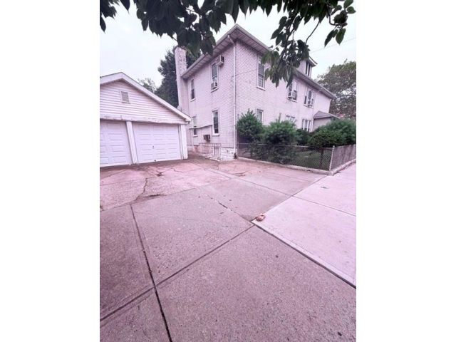 Studio,  0.00 BTH &nbsp;Multi-family style home in Madison