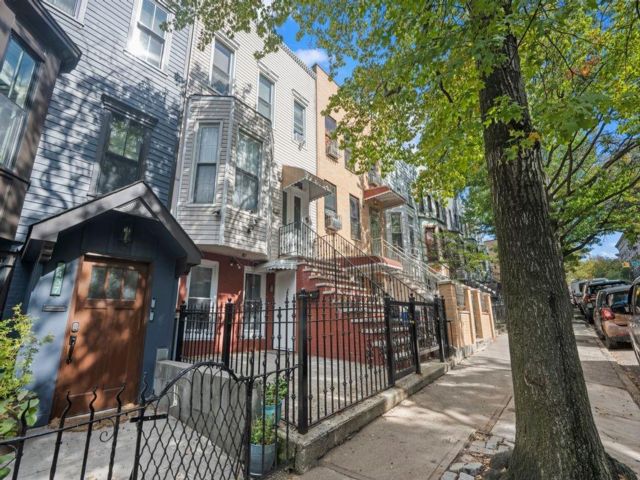  5 BR,  3.00 BTH &nbsp;Multi-family style home in Sunset Park