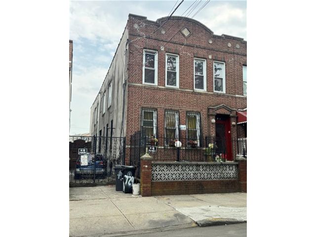  7 BR,  4.00 BTH &nbsp;Multi-family style home in Brownsville