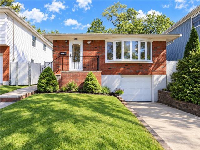  3 BR,  3.00 BTH &nbsp;Single family style home in Great Kill