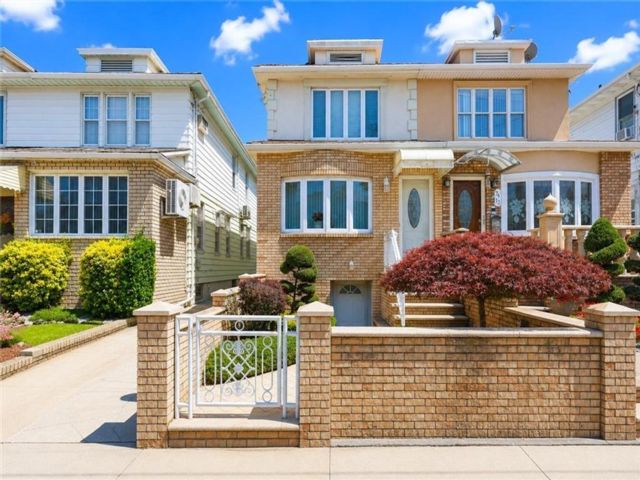  3 BR,  3.00 BTH &nbsp;Single family style home in Dyker Heights