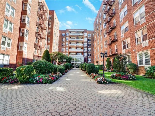  2 BR,  2.00 BTH &nbsp;Co-op style home in Bay Ridge