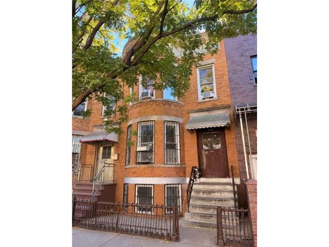  7 BR,  4.00 BTH &nbsp;Multi-family style home in Sunset Park