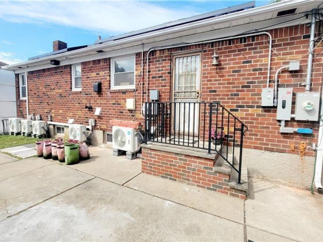  3 BR,  3.00 BTH &nbsp;Single family style home in Dongan Hills-above Hylan