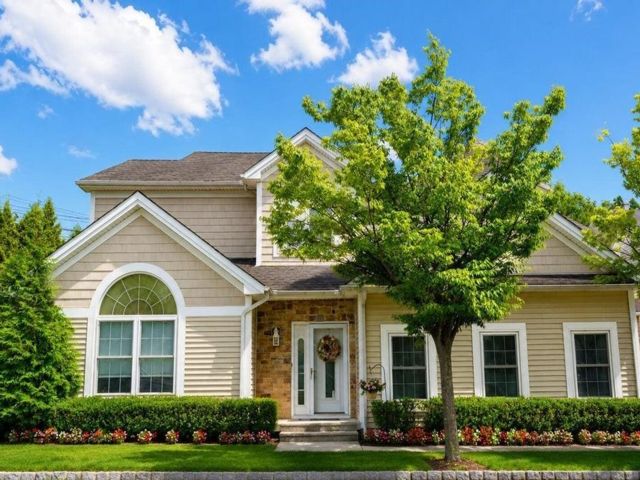  3 BR,  3.00 BTH &nbsp;Single family style home in Castleton Corner