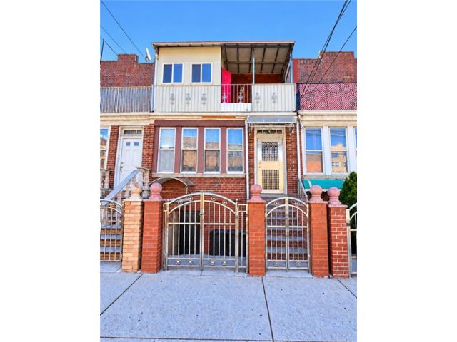  5 BR,  2.00 BTH &nbsp;Multi-family style home in Brighton Beach