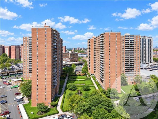  2 BR,  2.00 BTH &nbsp;Co-op style home in Coney Island