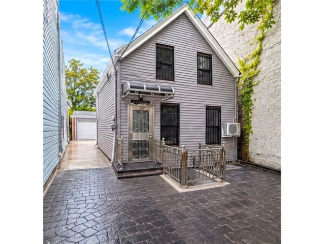  4 BR,  2.00 BTH &nbsp;Single family style home in East New York