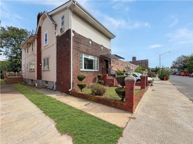  3 BR,  4.00 BTH &nbsp;Single family style home in Seagate