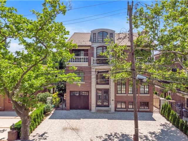  4 BR,  5.00 BTH &nbsp;Single family style home in Mill Basin