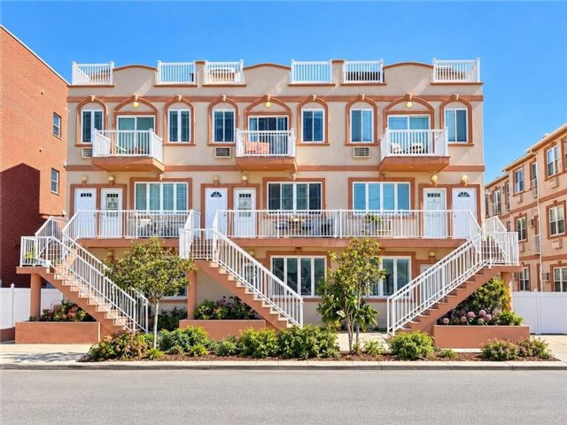  2 BR,  2.00 BTH &nbsp;Condominium style home in Rockaway Park