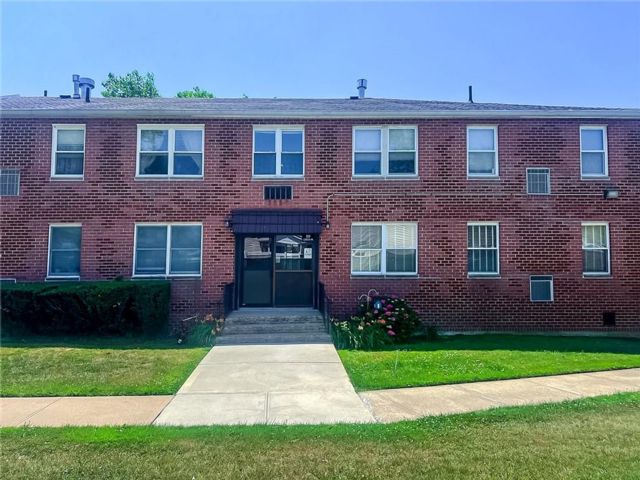  1 BR,  1.00 BTH &nbsp;Condominium style home in Eltingville
