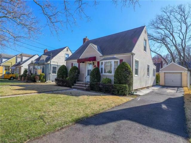  4 BR,  2.00 BTH &nbsp;Single family style home in New Dorp