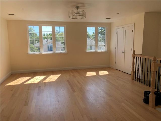  3 BR,  2.00 BTH &nbsp;Multi-family style home in New Dorp