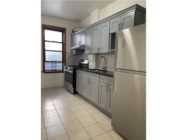  4 BR,  2.00 BTH &nbsp;Multi-family style home in Bay Ridge