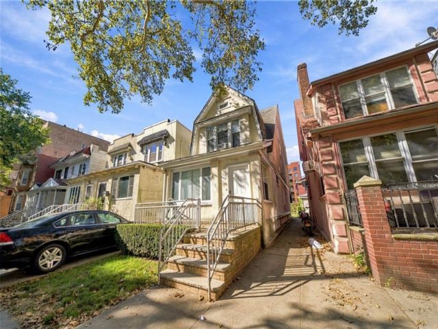  5 BR,  2.00 BTH &nbsp;Single family style home in Midwood